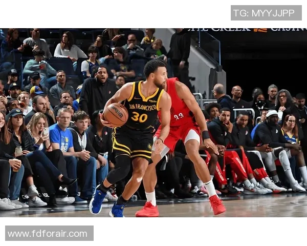 勇士客场大胜猛龙，库里再现神级表现豪取30+得分