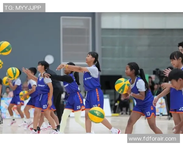 姚明宣布将开办篮球培训营，为青少年打造更多篮球机会