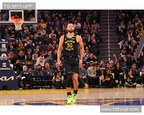 勇士艰难击败猛龙队，库里关键三分球获胜