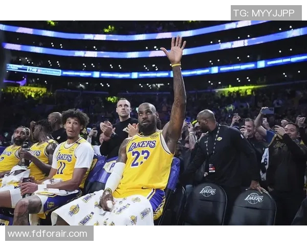 詹姆斯带队逆转获胜，湖人豪取七连胜创纪录