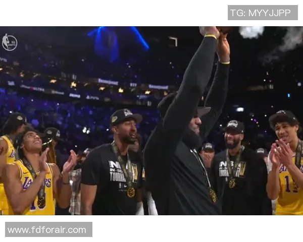 詹姆斯荣膺本赛季MVP，领导湖人队晋级季后赛：王者归来，史诗篇章再续