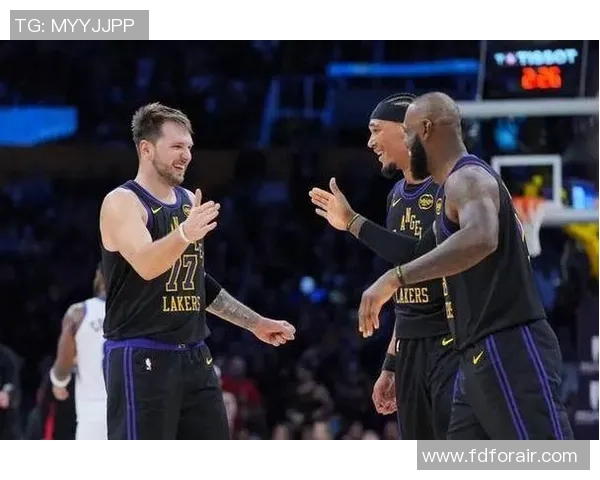 勇士大胜活塞迎来两连胜：重振旗鼓，重回巅峰